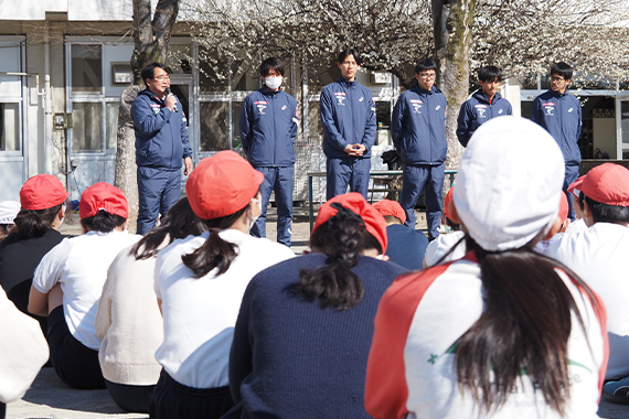 駅伝競走部が府中市立矢崎小学校と交流授業を行いました