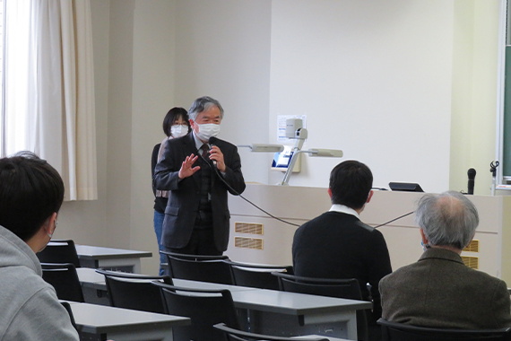 A seminar sponsored by Teikyo Technology Transfer Center was held.