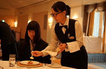 Table manners training at Hotel Okura Tokyo Bay 2