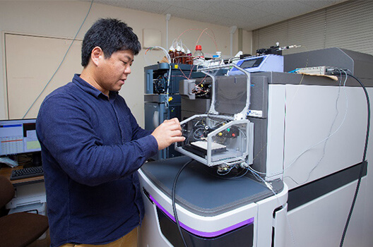 DESI-Q-TOF mass spectrometer used for mass spectrometric imaging Associate Professor Enomoto says, "We want to make Teikyo University a research center for mass spectrometric imaging in the Kanto region in the field of agriculture."