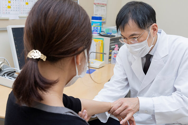 Professor Kono is in the rheumatoid arthritis group of Teikyo University Hospital, where he treats all patients.