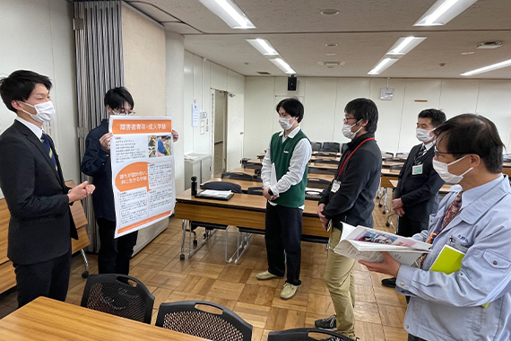 Professor Ojimas seminar class held a research report meeting at Hino City Hall