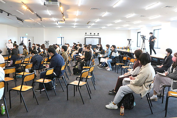 A three-party symposium for lawyers, researchers, and students was held to foster professional outlooks
