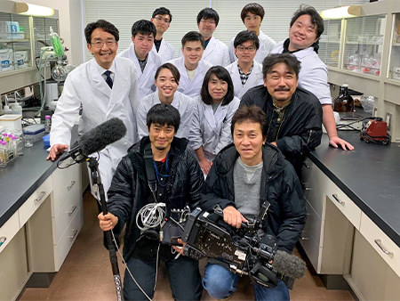 Photographing coverage of 2019 laboratory students by NHK Machikado Information Room