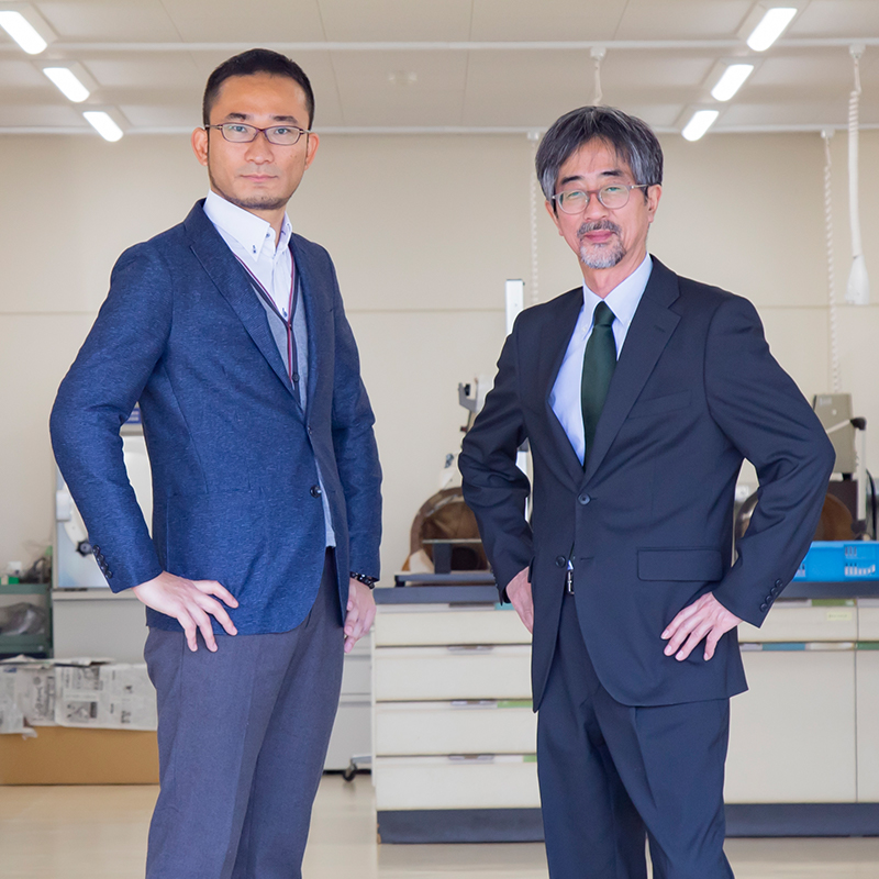 (From left) Associate Professor Akira Fuzisawa   Professor Kazuya Yamauchi