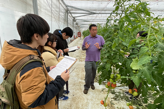 Students from Department of History Geography Course conducted a field survey in Utsunomiya City as part of a geography field study.