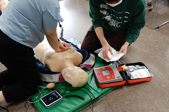 Students and teaching staff of the Graduate School of Teacher Education conduct emergency medical training