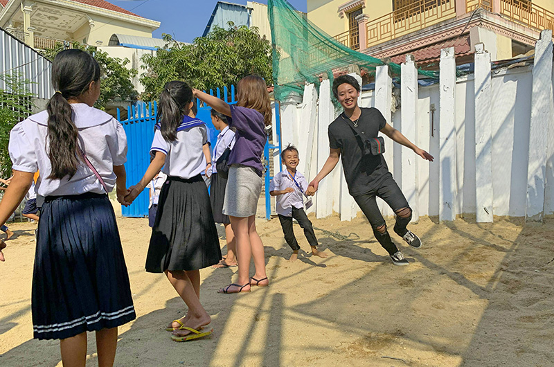 Photographs of 3rd and 4th year students of the Faculty of Faculty of Economics playing with children from the Cambodian Love Center (a free school that supports Cambodian children who cannot attend school due to financial reasons)